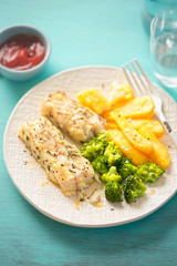Lemon herb thyme seasoned chargrills with broccoli and potato chips