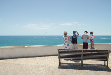 famille regardant la mer