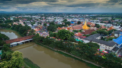 Naklejka premium Aerial view lamphun city and People walking on lamphun walk street or night market. tourist attraction in lamphun