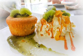 Kiwi butter cup cake, Decorate with fresh kiwi, sauce and whip cream. Served cold.