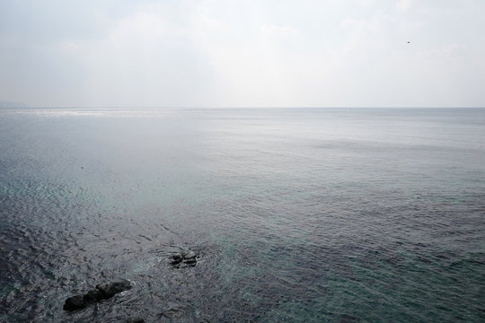 曇った空と海