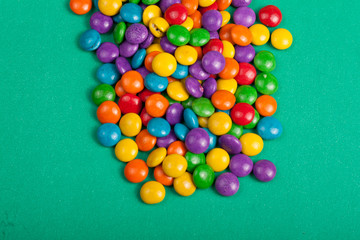 Fototapeta na wymiar chocolate confete colorido