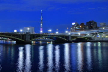 Fototapeta na wymiar 蔵前橋と隅田川