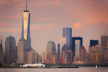 Obraz premium Downtown Manhattan at dusk with pink cloudy sky, New York City.