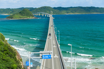Tsunoshima Bridge, Yamaguchi prefecture, (Road signs and place names are displayed on the left side. Also, as a precautionary note, it says that this bridge will be closed when there is a strong wind)