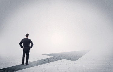 Obraz premium Standing salesman looking ahead with arrow