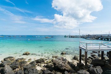 Obraz premium Sea view from high angle on blue sky on Koh Lan, Thailand