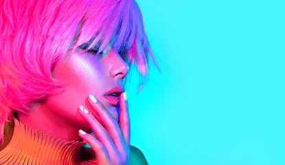 Foto op Plexiglas Mannequinvrouw in kleurrijke felle lichten, portret van mooi feestmeisje met trendy make-up, manicure en kapsel © Subbotina Anna