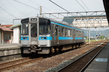 Fototapeta na wymiar 四国のローカル駅に停車中の電車