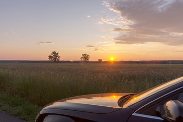 Obraz na płótnie Canvas Sonnenaufgang, Sonne spiegelt sich in der Motorhaube