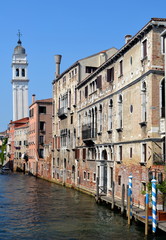 Schiefer Kirchturm in Venedig