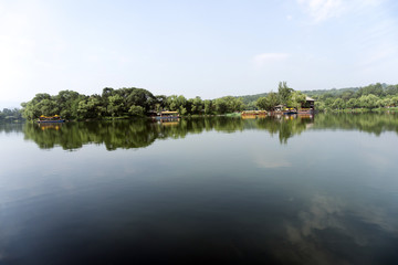 Fototapeta na wymiar Cheng lake in chengde summer resort park