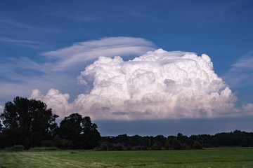 Im Spreewald türmen sich die Wolken auf , ein Gewitter ist im Anmarsch