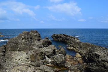 奇岩怪石の磯が続く山形県庄内海岸の岩場