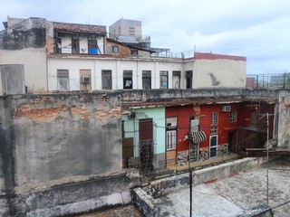 Fototapeta na wymiar Straßen von Havanna, Stadtbild, Dachterrasse, Kuba - Karibik