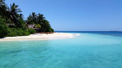 Weißer Strand und türkises Wasser im Paradies