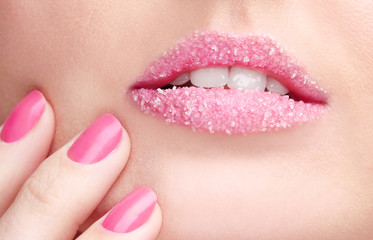 Obraz premium Lips of beautiful young woman covered with sugar, closeup