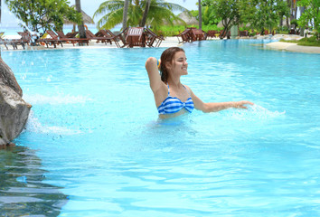 Naklejka premium Beautiful young woman in swimming pool
