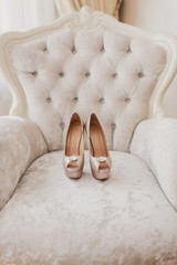 Свадебные туфли на высоком каблуке для невесты с даргоценными камнями