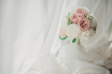 Свадебные букет невесты с розовыми и белыми цветами