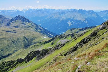 Fototapeta na wymiar Bergketten in Vorarlberg