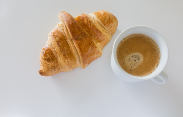 Frühstück mit Gebäck und Kaffee