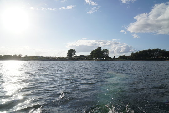 Heckwelle eines Motorbootes auf der Ostsee