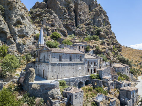 Vista aerea del Paese di Pentedattilo, chiesa e rovine del paese abbandonato, colonia greca sul Monte Calvario, la cui forma ricorda le cinque dita, il nome del Paese deriva dal greco 