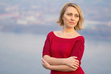 Красивая девушка в красивом вязаном платье. Стиль и...