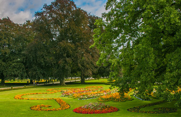 Obraz premium Fiori nel giardino del castello di Cesky Krumlov in estate, Repubblica Ceca