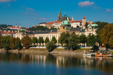 Praga in autunno riflessa sul fiume Moldava