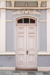 Fototapeta na wymiar Weiße Haustür eines Hauses