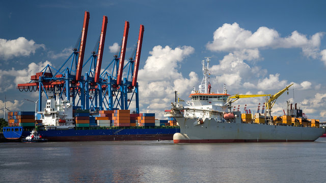 Bagger Schiff vor dem Container Terminal Altenwerder im Hamburger Hafen