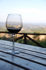 vin rouge en verre alcool toscane italie