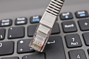 Laptop-Tastatur und Netzwerkkabel 
