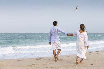 Fototapeta na wymiar couple walking on the beach