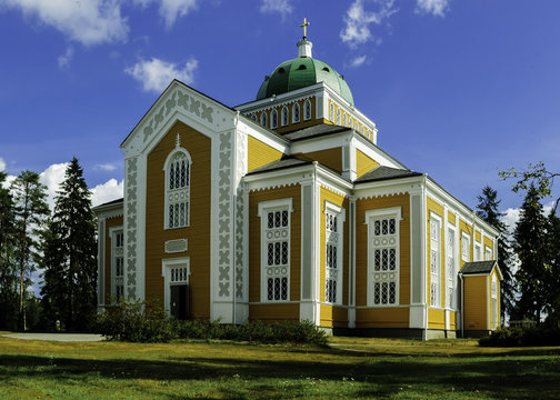 The church of Kerimäki in eastern Finland is one of the largest wooden churches in the world with place for up to 5000 visitors ( 3300 seated)