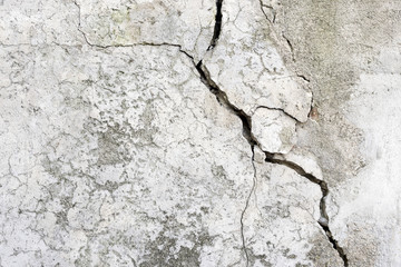 Ein Riss in der Mauer als Hintergrund