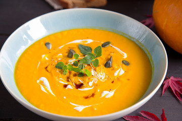 Kürbissuppe mit Kürbiskernen