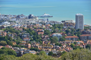 Obraz premium Spoglądając w dół na nadmorskie miasteczko Eastbourne w East Sussex.