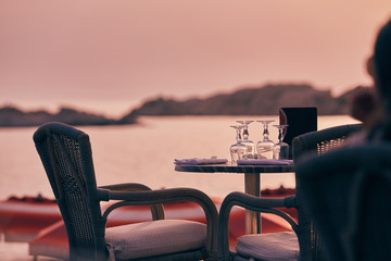 Tavolo in riva al mare al tramonto per aperitivo