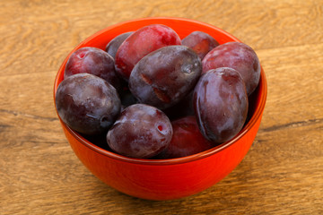 Plums in the bowl
