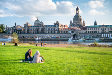 Touristen entspannen am Ufer der Elbe in Dresden, Sachsen, Deutschland