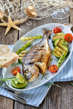 Mediterrane Küche: Gegrillte Rosmarin-Dorade royal mit Grillgemüse und Ciabatta-Brot – Mediterranean cuisine: Grilled gilthead seabream with mixed rosemary vegetables and baguette