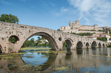 Fototapeta na wymiar vue de Béziers avec le pont vieux et la cathédrale St Nazaire