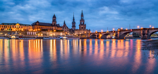 Elbufer in Dresden bei Nacht