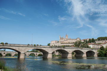 Fototapeta premium vue de Béziers avec le pont neuf et vieux et la cathédrale St Nazaire