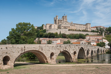 Obraz premium vue de Béziers avec le pont vieux et la cathédrale St Nazaire