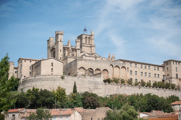 Fototapeta premium vue de Béziers avec le pont vieux et la cathédrale St Nazaire