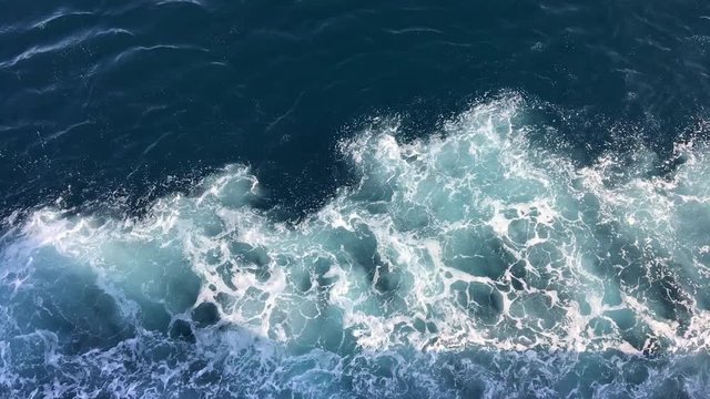 Mare dalla barca loop con onde in slowmotion